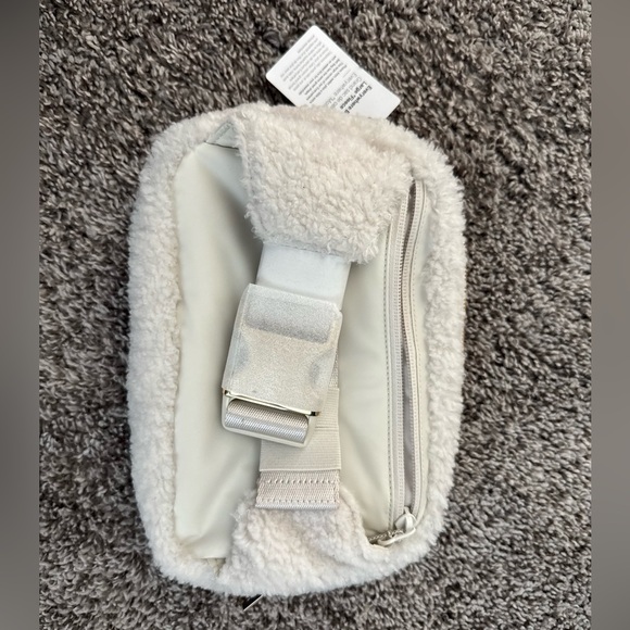 NWT Lululemon white fuzzy crossbody bag - Picture 3 of 3